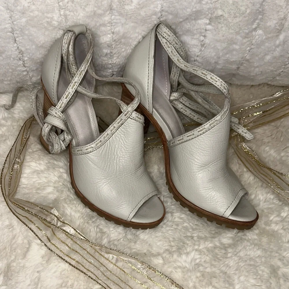 Frye Suzie Pickstitch Lug Womens White Leather Strap Heels Shoes size 7 1/2